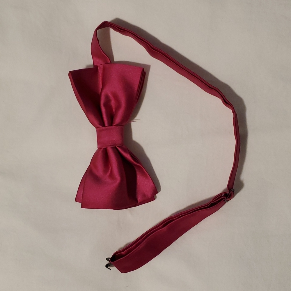Adjustable pink bow tie 🎀